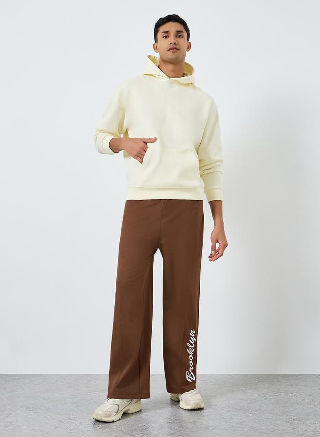 ستايلي جوغر بأرجل واسعة وطبعة بروكلين - Image 2